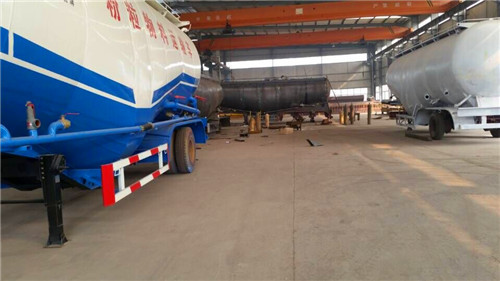 粉粒運(yùn)輸半掛車(chē)