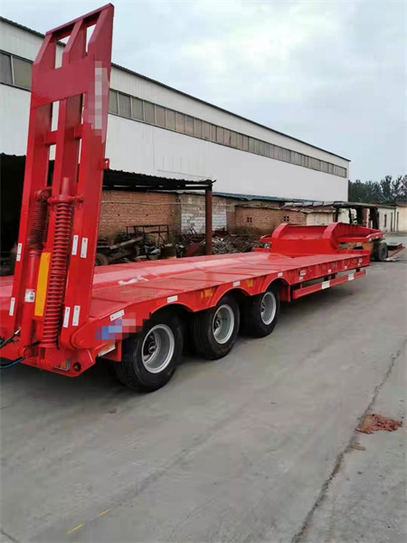 拉挖掘機的低平板半掛車