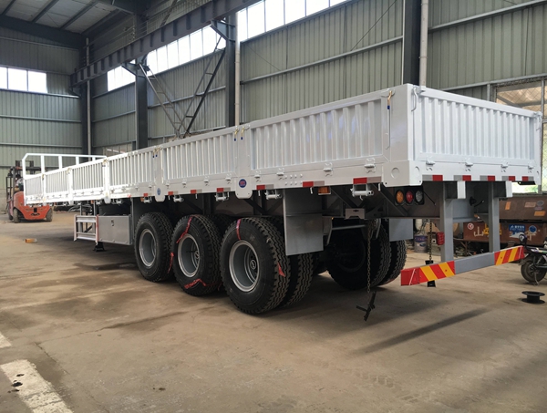 標(biāo)箱半掛車廠家